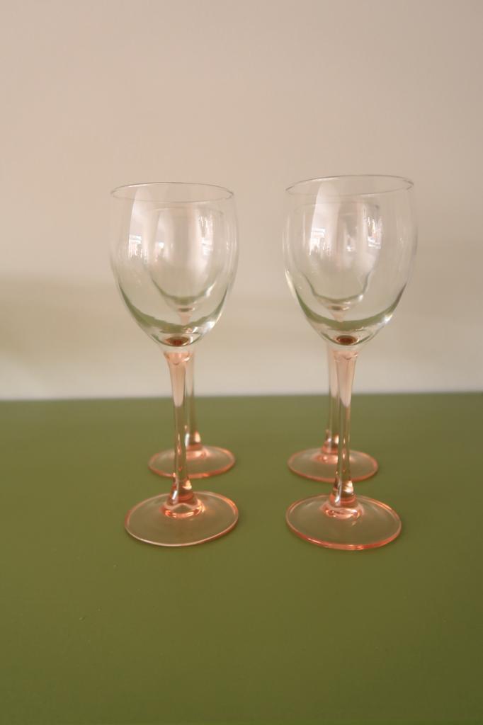4 wijnglazen met roze voet, Verzamelen, Glas en Borrelglaasjes, Zo goed als nieuw, Overige typen, Ophalen of Verzenden