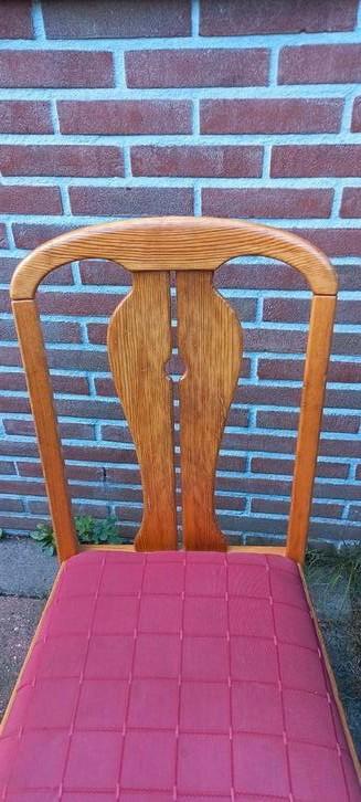 4 eetkamer stoelen beschikbaar voor biedingen
