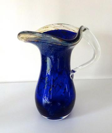 Glazen vaas kan met oor helder blauw en goudkleurig 5485-g beschikbaar voor biedingen