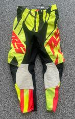 Crossbroek en t-shirt, Motoren