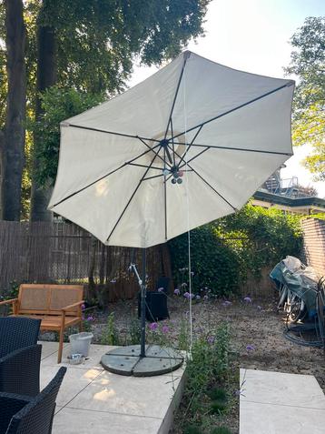 Grote zweefparasol beschikbaar voor biedingen