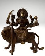 Bronzen Durga-beeld met vergulde accenten