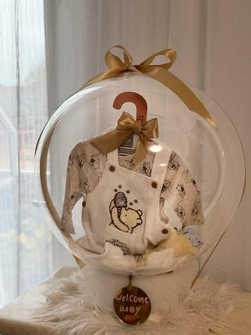 Cadeauballon met babykleertjes – uniek & lief beschikbaar voor biedingen