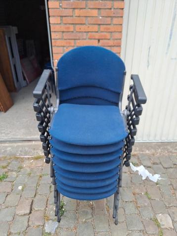 8 stapelbare stoelen beschikbaar voor biedingen