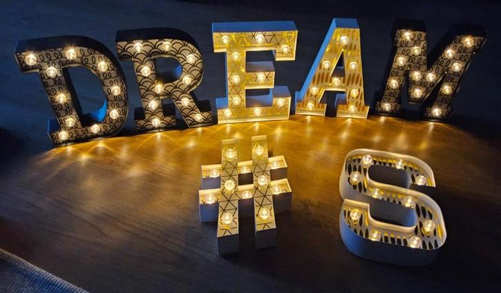 Set van 7 kartonnen LED-letters DREAM / #MAS (XMAS🎄) H:15cm, Diversen, Kerst, Zo goed als nieuw, Ophalen