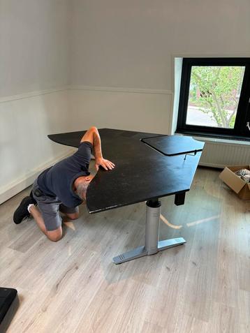 Groot bureau hoekbureau beschikbaar voor biedingen