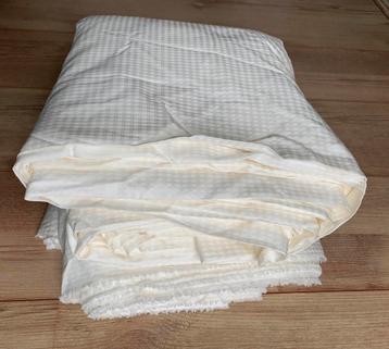 Prachrige lap stof 23,5m x 150cm beschikbaar voor biedingen