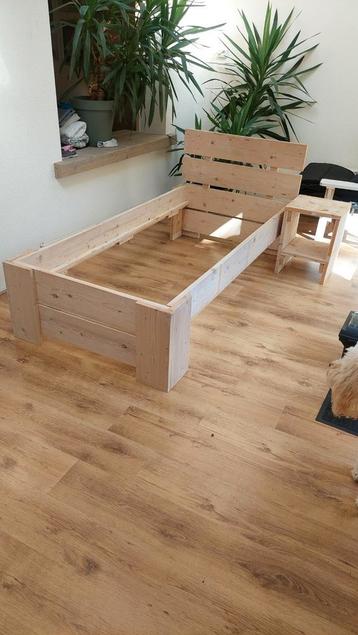 Stijgerhouten eenpersoonsbed voor matras en lattenbodemmaat  beschikbaar voor biedingen