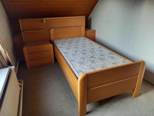 Auping bed met nachtkastje, achterwand en ingebouwd lampje., Huis en Inrichting, Slaapkamer | Bedden, Zo goed als nieuw, Eenpersoons