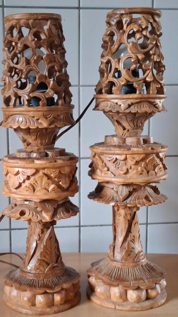 Tafellamp. Houtsnijwerk.  India.  45 cm. 2 st. Ca '40. beschikbaar voor biedingen