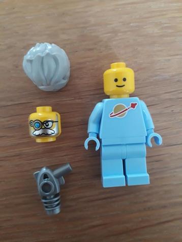 Lego Classic spaceman in bright light blue beschikbaar voor biedingen