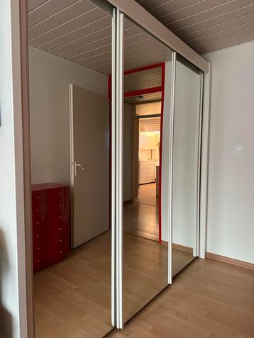 Robuuste spiegelkast 3-deurs (226x225x66cm) beschikbaar voor biedingen