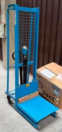 2x hydraulisch stapelaar, Doe-het-zelf en Verbouw, Transportwagens, Zo goed als nieuw, Overige typen, 100 liter of meer, Ophalen