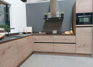 Keuken, Showroomkeuken Nolte Steeneik, hout-look, greeploos beschikbaar voor biedingen
