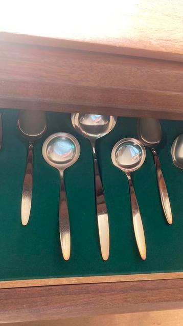 102 delige verzilverde Cassette in ladenkast beschikbaar voor biedingen