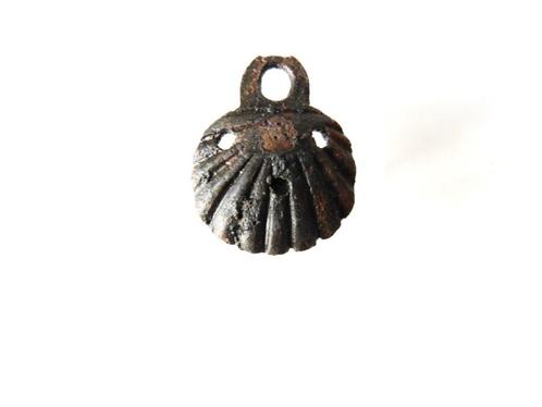 Schelpvorm Jacobus de Meerdere Riembeslag 16e a618 lees txt, Antiek en Kunst, Antiek | Koper en Brons, Koper, Ophalen of Verzenden