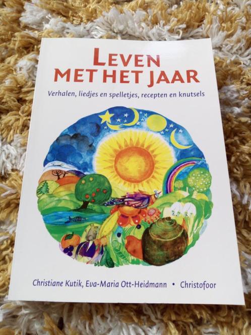 'Leven met het jaar' van Christiane Kutik, Boeken, Overige Boeken, Zo goed als nieuw, Ophalen