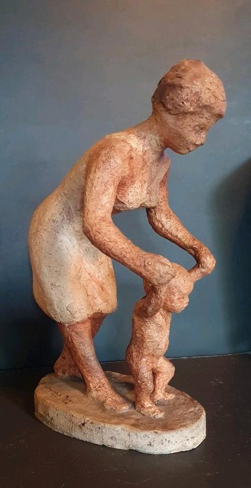 Hanna Mobach beeld sculptuur moeder met kind, Antiek en Kunst, Antiek | Keramiek en Aardewerk, Ophalen of Verzenden