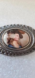 Vintage Ovale Broche  oude dame. Materiaal Tin! ️❤️, Sieraden, Tassen en Uiterlijk, Antieke sieraden, Ophalen of Verzenden, Overige materialen