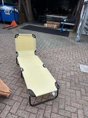 Outsunny ligbed beige nieuw maar wat vlekken beschikbaar voor biedingen