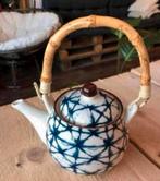 Nieuwe wit-blauwe theepot van keramiek met bamboe handvat, Huis en Inrichting, Keuken | Servies, Ophalen of Verzenden, Zo goed als nieuw