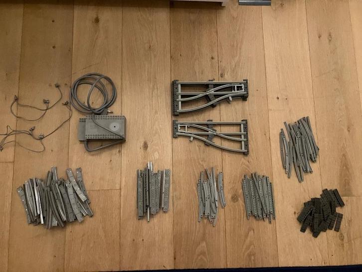 Lego treinrails 12v incl wissels, middengeleiders en trafo, Kinderen en Baby's, Speelgoed | Duplo en Lego, Gebruikt, Lego, Losse stenen