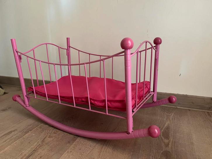 Roze schommelwieg voor poppen met matrasje, Kinderen en Baby's, Speelgoed | Poppen, Gebruikt, Babypop, Ophalen