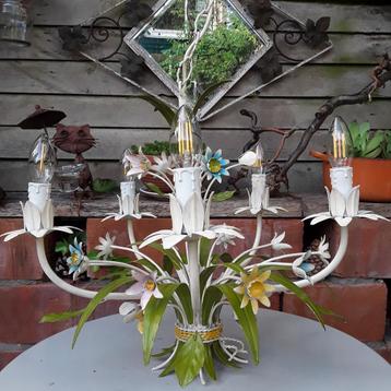 Franse oude kroonluchter met 5 lampen en 21 bloemen beschikbaar voor biedingen