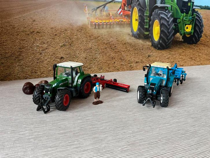 2x Fendt met werktuig, Hobby en Vrije tijd, Modelauto's | 1:32, Zo goed als nieuw, Tractor of Landbouw, Overige merken, Ophalen of Verzenden