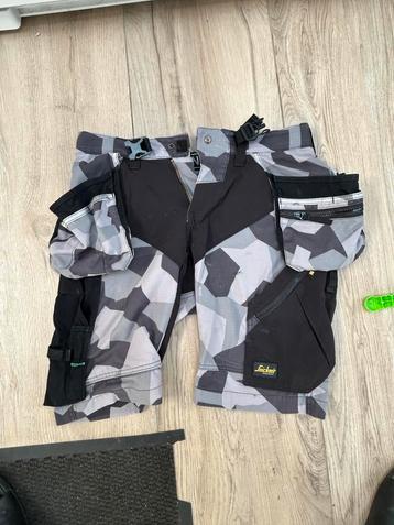 2x snickers kort en 1x bodybroek beschikbaar voor biedingen