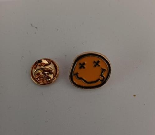 Goudkleurige broche pin smiley geel, Sieraden, Tassen en Uiterlijk, Broches, Nieuw, Overige materialen, Geel, Verzenden