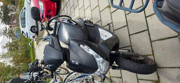 Peugeot kisbee 4t 2017 voor (kapotte bougie), Fietsen en Brommers, Scooters | Peugeot, Gebruikt, Overige modellen, Benzine, Ophalen of Verzenden