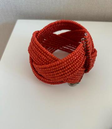 Armband donker oranje met kraaltjes. beschikbaar voor biedingen