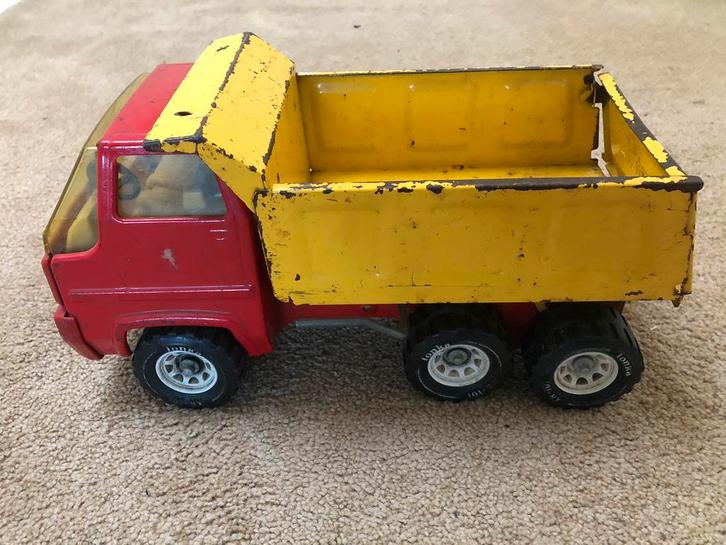 TONKA kiep vrachtwagen - geel met rode cabine, Hobby en Vrije tijd, Modelauto's | Overige schalen, Gebruikt, Bus of Vrachtwagen