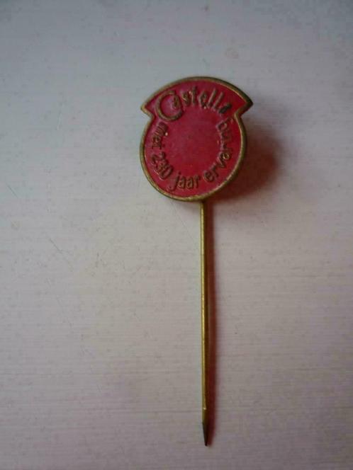 Castella 230 Jaar Ervaring Rood Metalen Speldje Speld Metaal, Verzamelen, Speldjes, Pins en Buttons, Zo goed als nieuw, Speldje of Pin