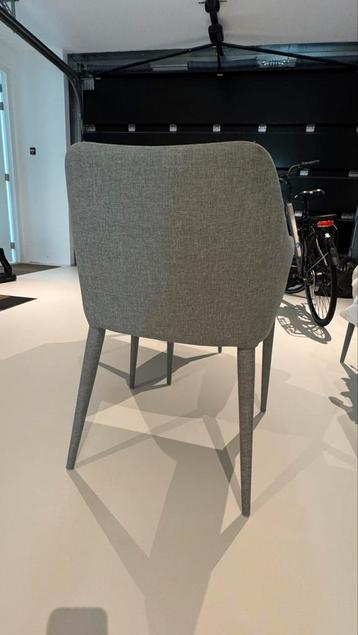 4 grijze eetkamerstoelen in goede staat beschikbaar voor biedingen