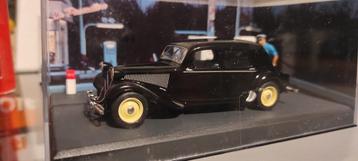 Citroën Traction Avant bij tankstation, diorama in vitrine.  beschikbaar voor biedingen