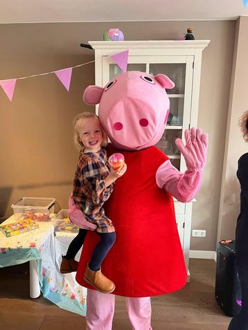 Peppa big mascotte met acteur om jouw feest compleet temaken