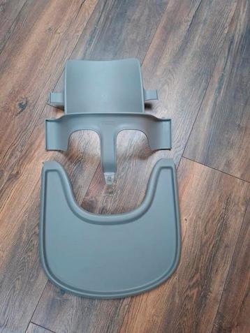 Grijze Stokke babyset en playtray beschikbaar voor biedingen
