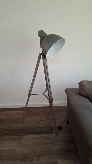 Vloerlamp beschikbaar voor biedingen