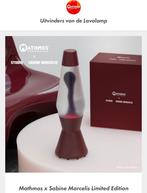 Mathmos X Sabine Marcelis Bordeaux Rode Lavalamp, Huis en Inrichting, Lampen | Tafellampen, Ophalen of Verzenden, Zo goed als nieuw