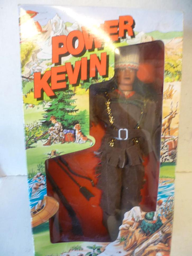 Simba Toys 90er jaren Pop Indiaan met wapens 33cm in doos, Verzamelen, Poppetjes en Figuurtjes, Nieuw, Ophalen of Verzenden