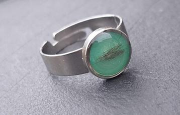 gersonaliseerde gedenk ring met as, haar of moedermelk.   beschikbaar voor biedingen