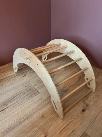 Houten klimboog beschikbaar voor biedingen