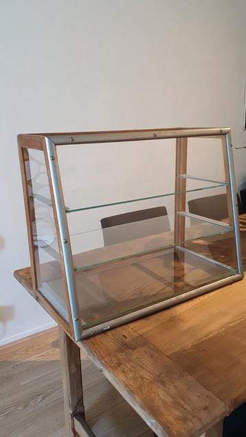 Vintage Y. Minks Bakkersvitrine beschikbaar voor biedingen