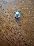 Vintage hoegen en dijkhof landbouw mechanisatie speldje, Verzamelen, Speldjes, Pins en Buttons, Ophalen of Verzenden, Gebruikt