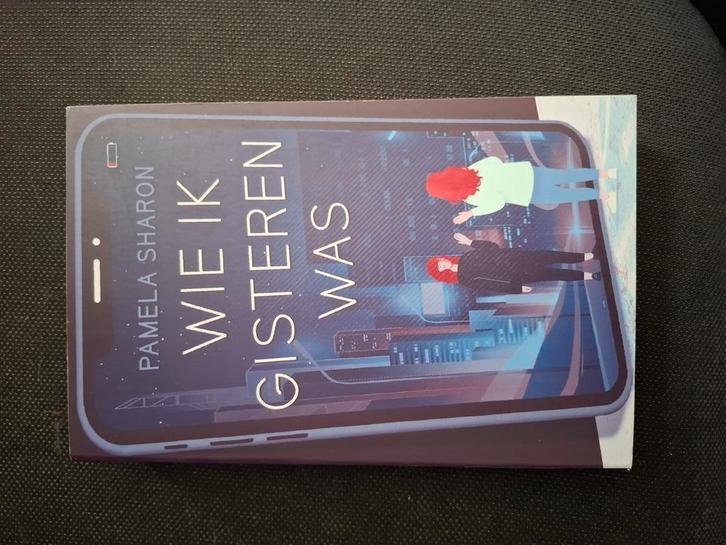 Pamela Sharon - Wie ik gisteren was, Boeken, Kinderboeken | Jeugd | 13 jaar en ouder, Zo goed als nieuw, Ophalen of Verzenden