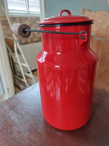 Vintage Rode Geëmailleerde Melkbus beschikbaar voor biedingen