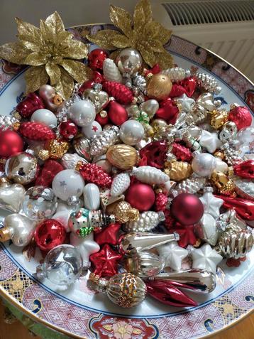 Ruim 100 glazen kerstballen, hangers, rood, goud, zilver.  beschikbaar voor biedingen