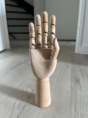Houten hand beschikbaar voor biedingen